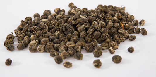 Jasmine Pearls – Handgerollter Grüner Tee mit Jasminblüten